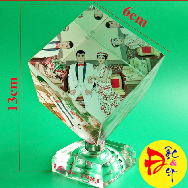 Bạn đã biết cách đặt đèn pha lê lập phương in hình để tạo không gian phòng khách ấm áp và sang trọng?