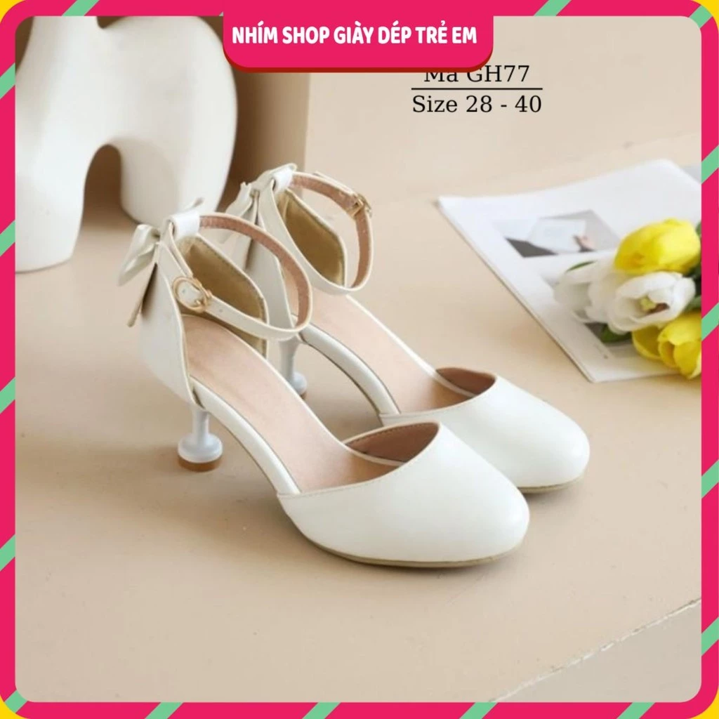 Mặc Giày Cao Gót An Toàn Cho Bé Gái: Những Lưu Ý Và Mẹo Chọn Đúng Size Cho Chân Nhỏ