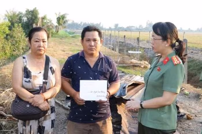 Công an Đồng Tháp hỗ trợ 20 triệu đồng cho cán bộ bảo vệ an ninh sau vụ cháy nhà