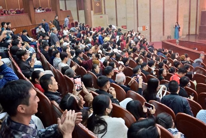 Đ&ocirc;ng đảo kh&aacute;n giả đến xem vở ch&egrave;o