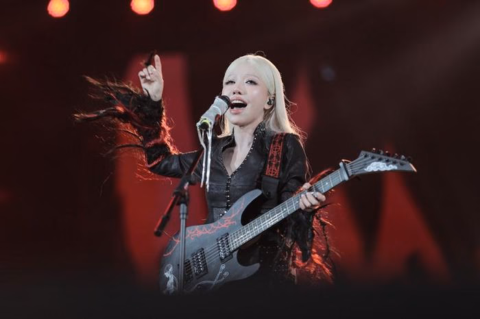 Ph&ugrave;ng Kh&aacute;nh Linh v&agrave; Đ&ocirc;ng Nhi tr&ecirc;n s&acirc;n khấu GENfest