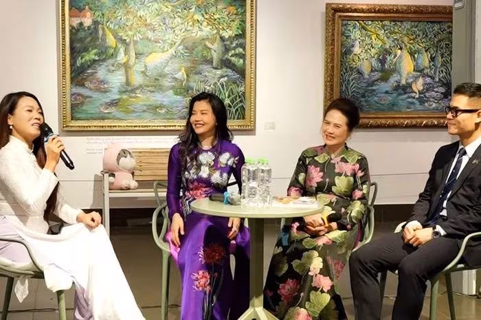 Khám phá Triển lãm ‘Mộng giữa chiều hoa’: Họa sĩ Lê Trang vẽ áo dài từ tâm hồn nhân vật