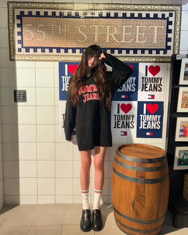 Tất cao tới giữa bắp ch&acirc;n phối bốt da v&agrave; &aacute;o kho&aacute;c