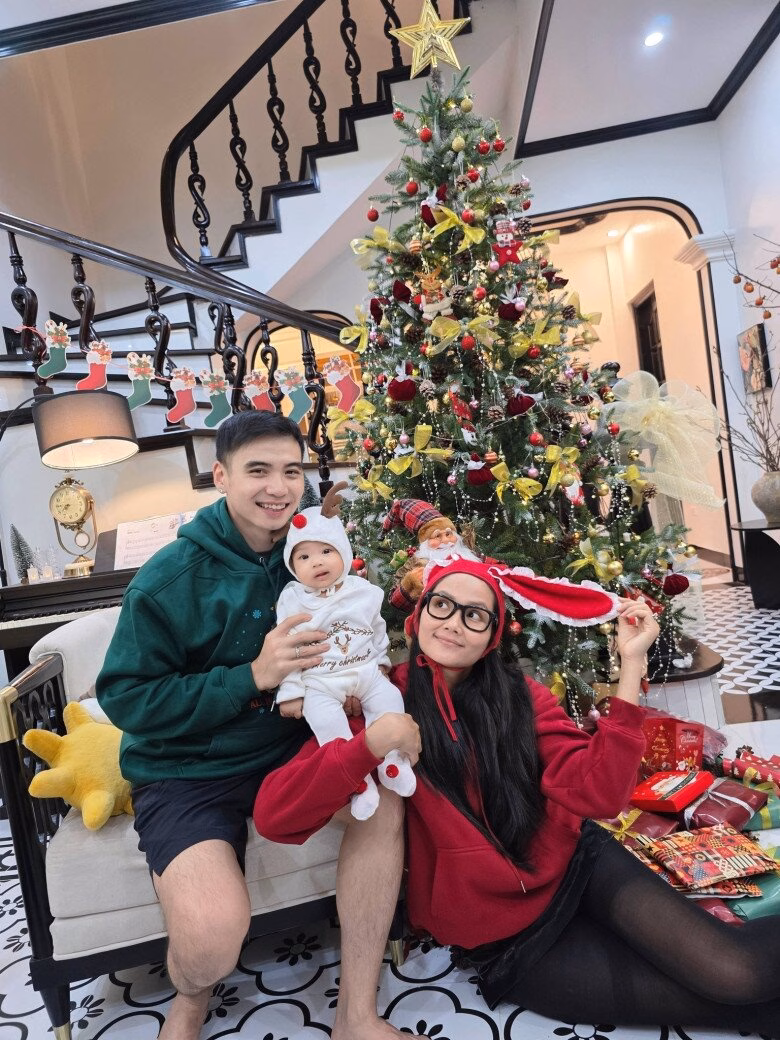 Vợ chồng H'Hen Ni&ecirc; hạnh ph&uacute;c hơn sau khi c&oacute; con