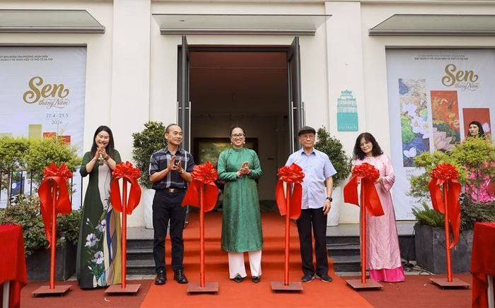 Khai mạc triển l&atilde;m Sen th&aacute;ng Năm với sự tham gia của nhiều họa sĩ