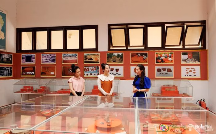 Kh&ocirc;ng gian trưng b&agrave;y hiện vật tại Mộ Cự Thạch H&agrave;ng G&ograve;n