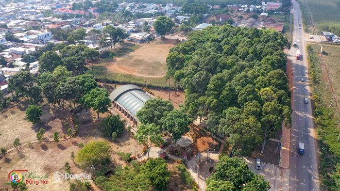 To&agrave;n cảnh di t&iacute;ch Mộ Cự Thạch H&agrave;ng G&ograve;n nh&igrave;n từ tr&ecirc;n cao