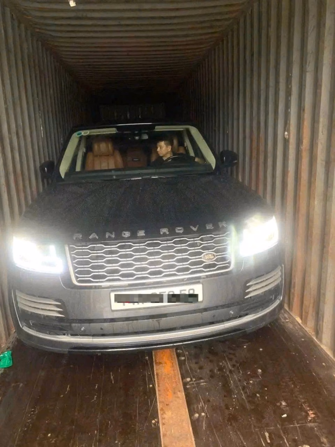 Chủ nhà ven biển Quảng Ninh, Hải Phòng ‘tổng động viên’ chống bão Wipha Anh Luân cho xe vào trong thùng container để tránh bão (Ảnh: Nhân vật cung cấp).