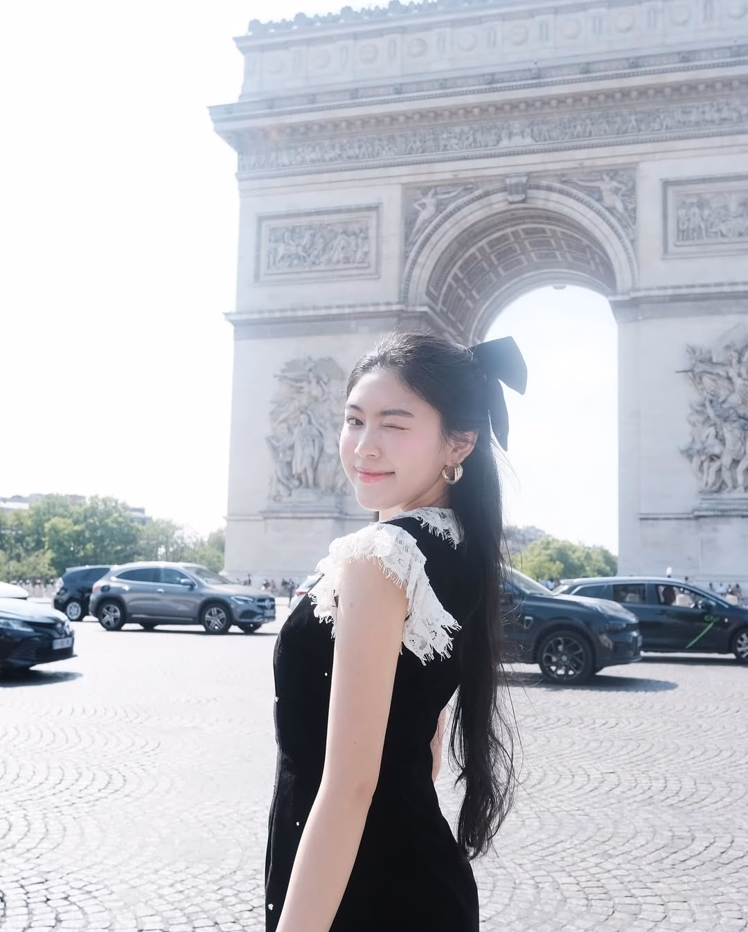 Check-in ở Paris, Lọ Lem khoe phong cách sành điệu với váy ngắn đính đá bắt mắt. Kết hợp cùng khuyên tai và kẹp tóc nơ, cô nàng trông chẳng khác nào một quý cô trẻ trung, thanh lịch