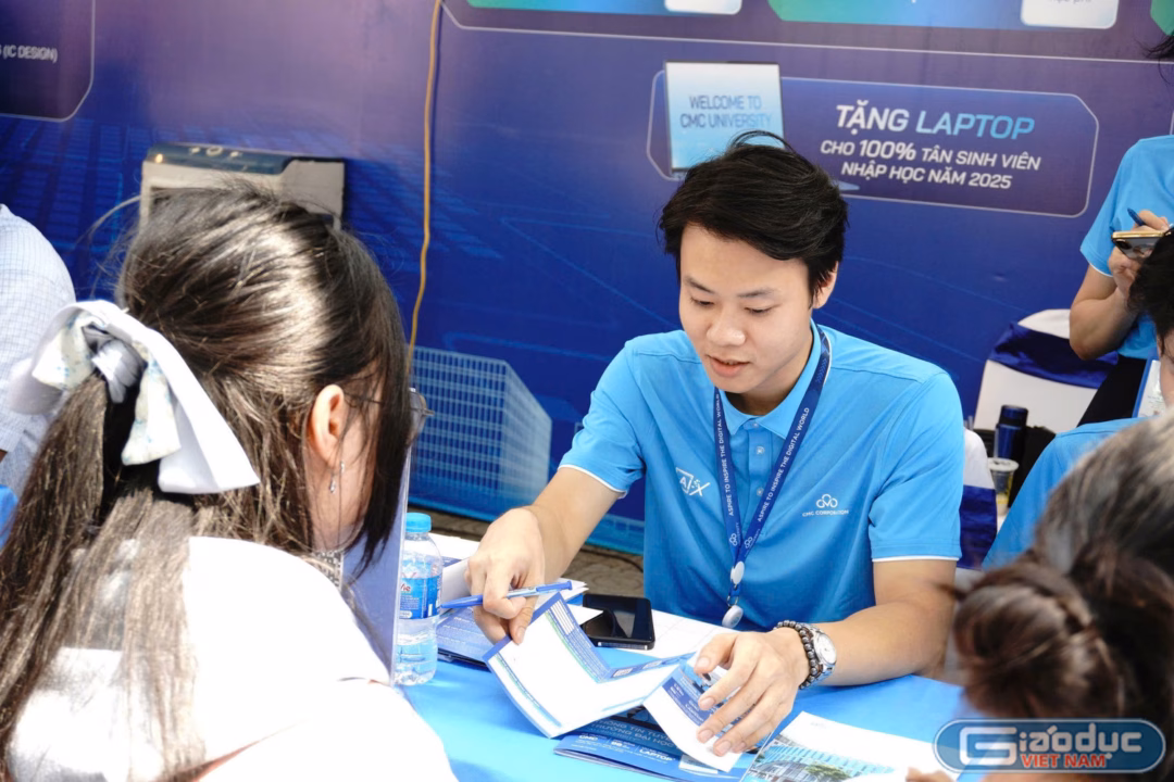 Đại học CMC mở ngành công nghệ, điểm chuẩn có thể giảm Thí sinh đến gian tư vấn tìm hiểu về các ngành công nghệ thông tin. Ảnh: Ngọc Huyền