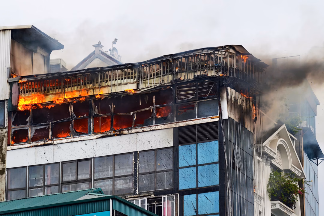 Hà Nội siết chặt công tác phòng cháy sau loạt vụ hỏa hoạn Lửa cháy ngùn ngụt trên tầng tum của căn nhà. Ảnh: T.N