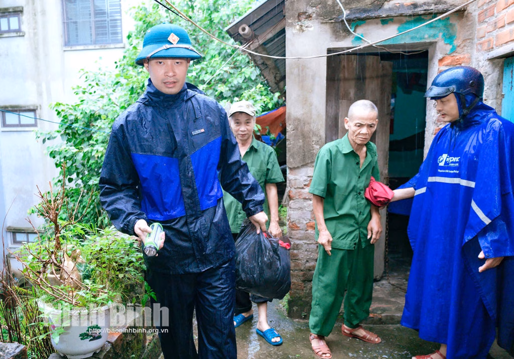 Hàng chục hộ dân Nam Định được di dời tránh bão số 3 Lực lượng chức năng hỗ trợ người dân di dời tới nơi tránh trú an toàn.