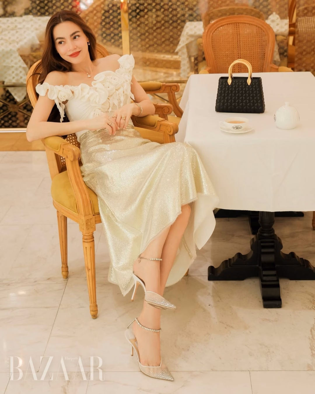 Một outfit dành cho buổi tiệc của Hồ Ngọc Hà cùng chiếc túi tote của BVLGARI. Ảnh: Instagram @hongocha
