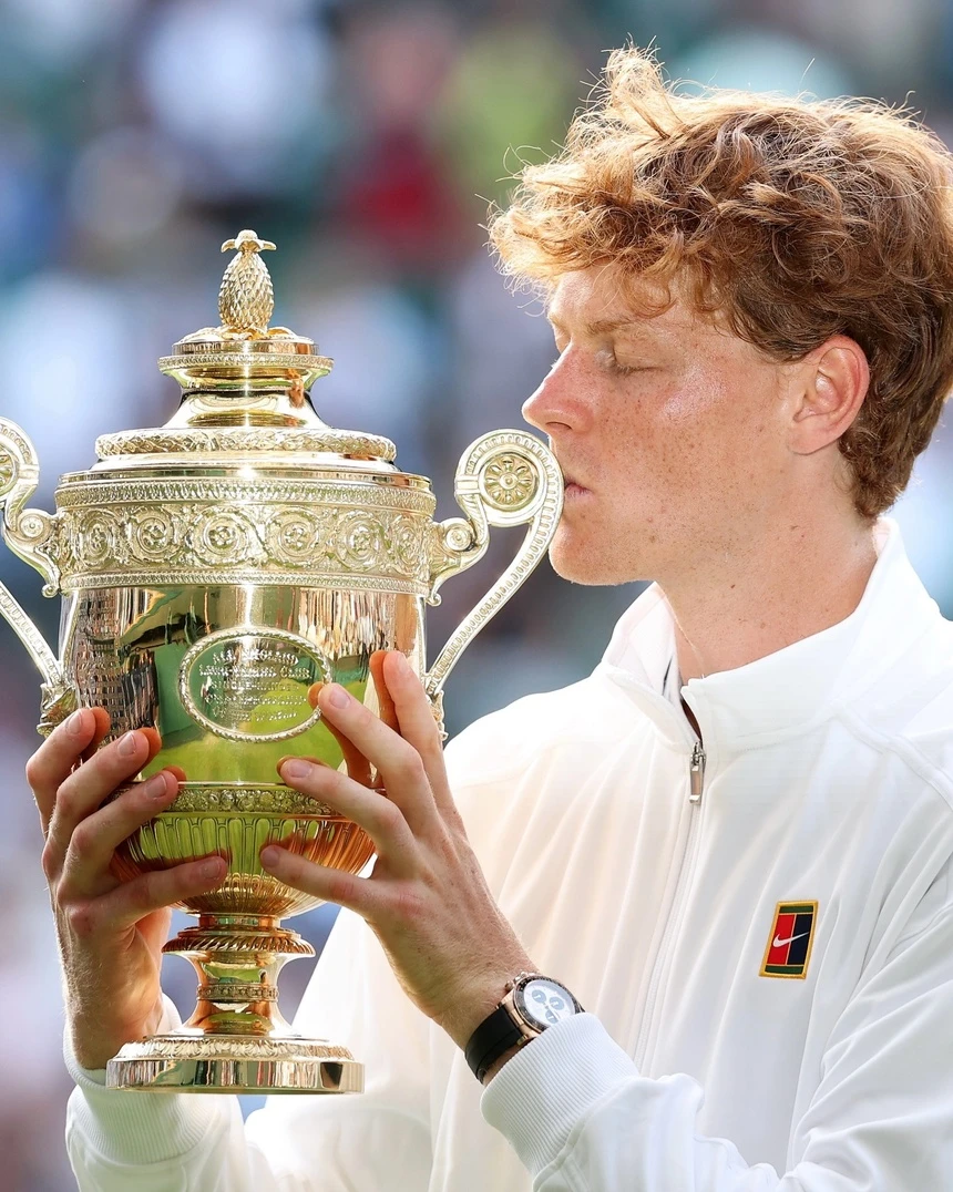 Jannik Sinner và Carlos Alcaraz: Sự kết hợp hoàn hảo của quần vợt và đồng hồ Rolex tại Wimbledon 2025 Nha vo dich Wimbledon, Rolex Daytona, Rolex Datejust, Dong ho xa xi, Jannik Sinner, Carlos Alcaraz, Iga Swiatek, Dong ho Rolex anh 2