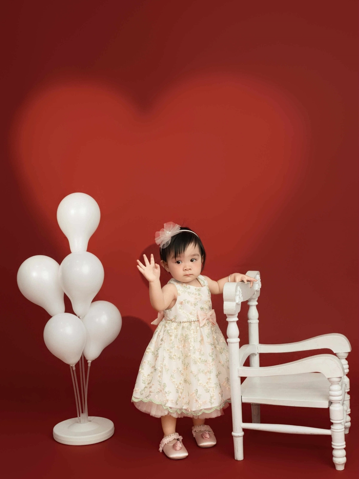 Kha Ly và Thanh Duy hạnh phúc bên con gái nhỏ Nhóc tì Lita tạo dáng trước ống kính, trong khi bố mẹ đứng ở cánh gà vẫy tay cổ vũ.