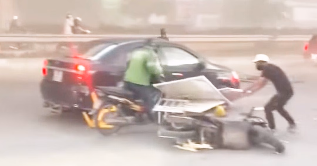 Mưa dông quật ngã nhiều người đi xe máy, cây cối ở Hà Nội