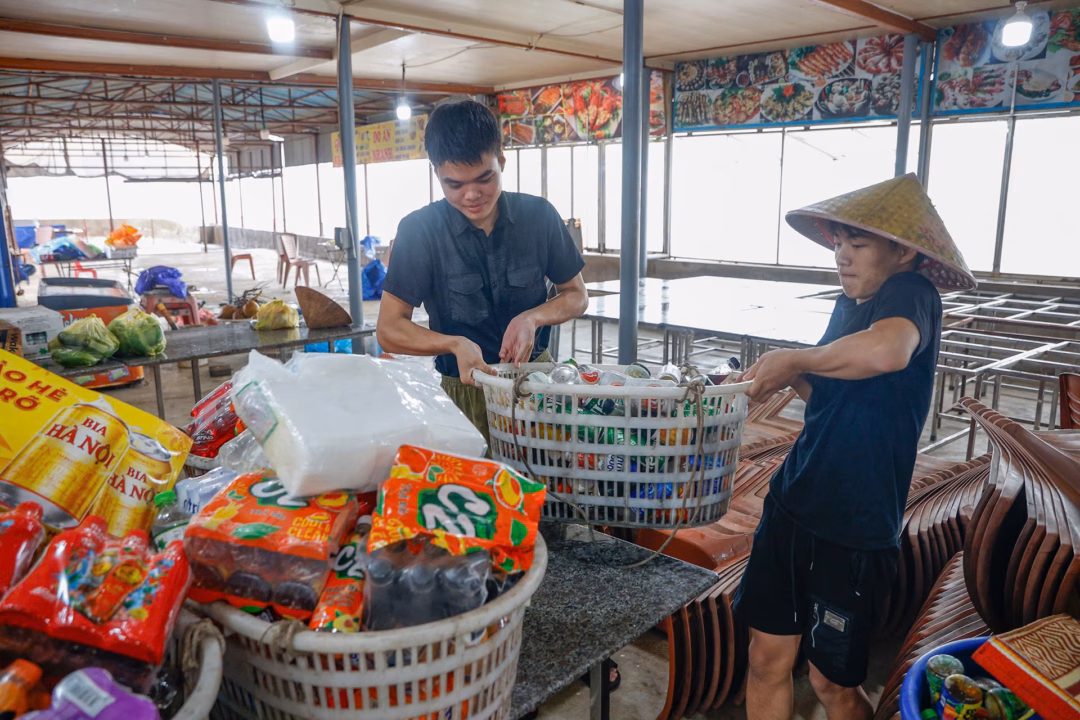 Người dân ven biển Ninh Bình ‘vá’ nhà, neo đậu tàu cá tránh bão Wipha