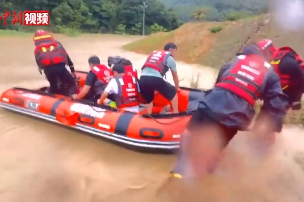 Phúc Châu ngập sâu, 25 người kẹt trong mưa lũ Lực lượng cứu hộ Trung Quốc được triển khai ở vùng lũ tại thành phố Phúc Châu. Ảnh: China News