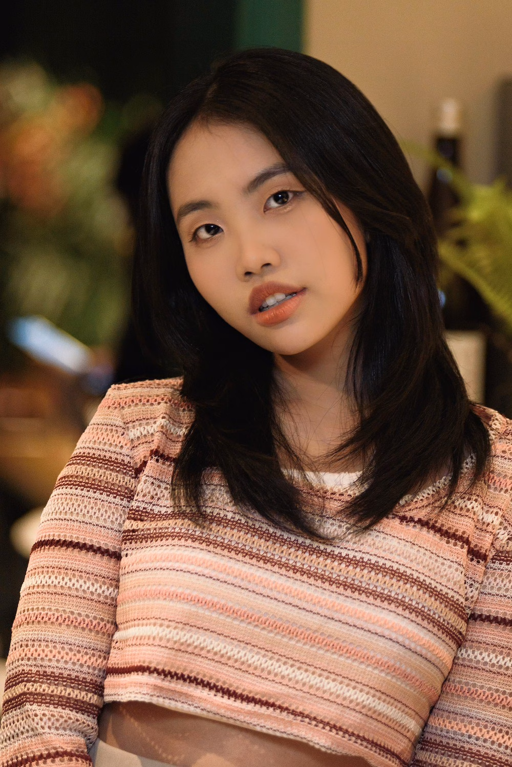 Phương Mỹ Chi vượt qua nỗi ám ảnh về ngoại hình Năm 2023, trong MV Vũ trụ có anh, Phương Mỹ Chi bỏ mắt kính quen thuộc. Nữ ca sĩ mổ mắt sau hai năm đắn đo.
