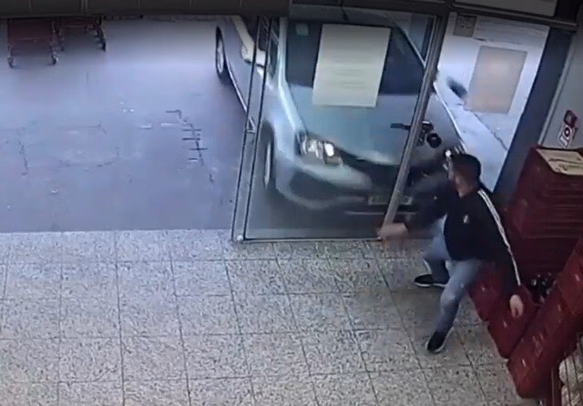 Xe ô tô đâm vào siêu thị ở Brazil, tài xế nhầm chân ga với chân phanh
