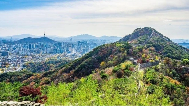10 thành phố du lịch đêm hàng đầu thế giới năm 2025 Leo núi trong thành phố - xu hướng du lịch hút khách ở Seoul