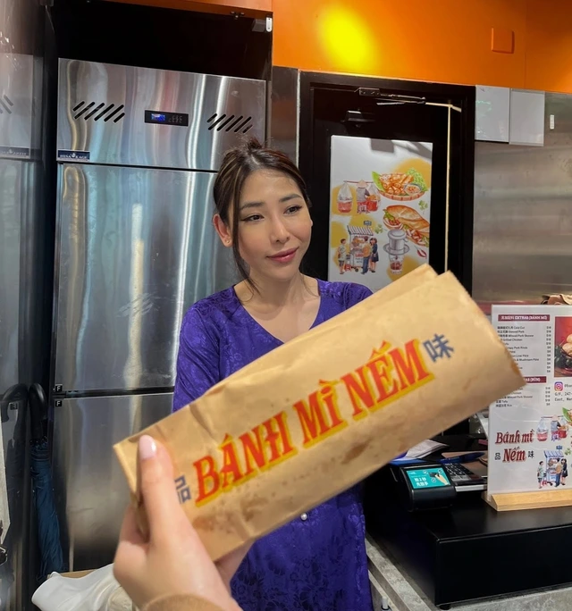 Kiki Phụng bên trong cửa hàng của mình