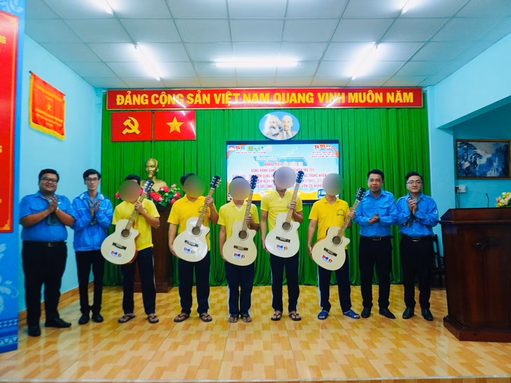 Đoàn phường trao tặng đàn ghita cho học viên cai nghiện