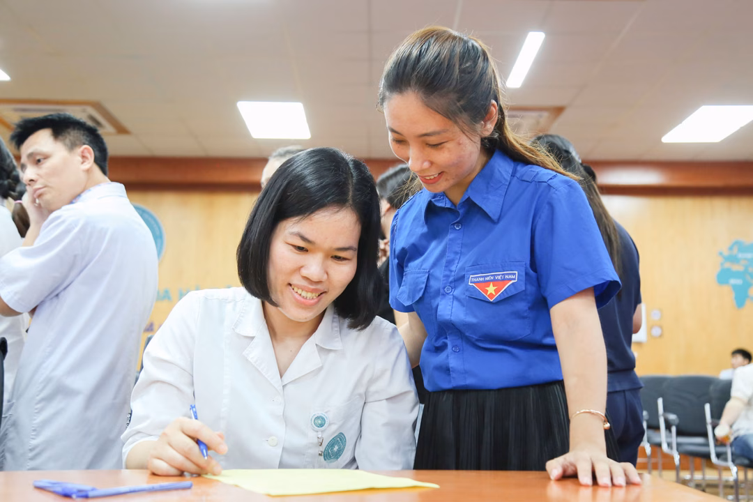‘Bác sĩ áo trắng’ cùng ‘trái tim hồng’ hiến máu cứu người Bác sĩ Hoàng Thị Quỳnh Trang, Phó khoa Nhi hướng dẫn đồng nghiệp đăng ký hiến máu.