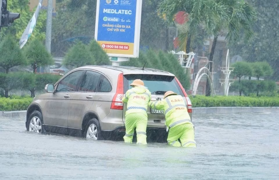 Bão số 3 gây thiệt hại nặng nề tại Thanh Hóa, hàng nghìn ha lúa bị ngập úng Trong ngày 22/7, rất nhiều phương tiện di chuyển trên đường ở Thanh Hóa bị ngập nước, chết máy