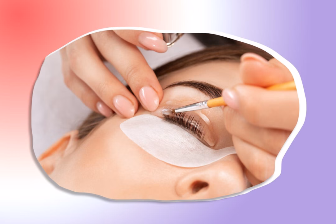Bí quyết giúp nâng kéo mi kéo dài lâu hơn Clayton finds both formulas easy to remove without damaging the lash lift treatment (Victoria Beckham/Glossier)