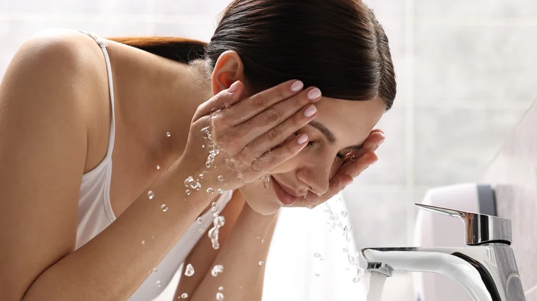 Cách tháo mascara chống nước đơn giản và hiệu quả