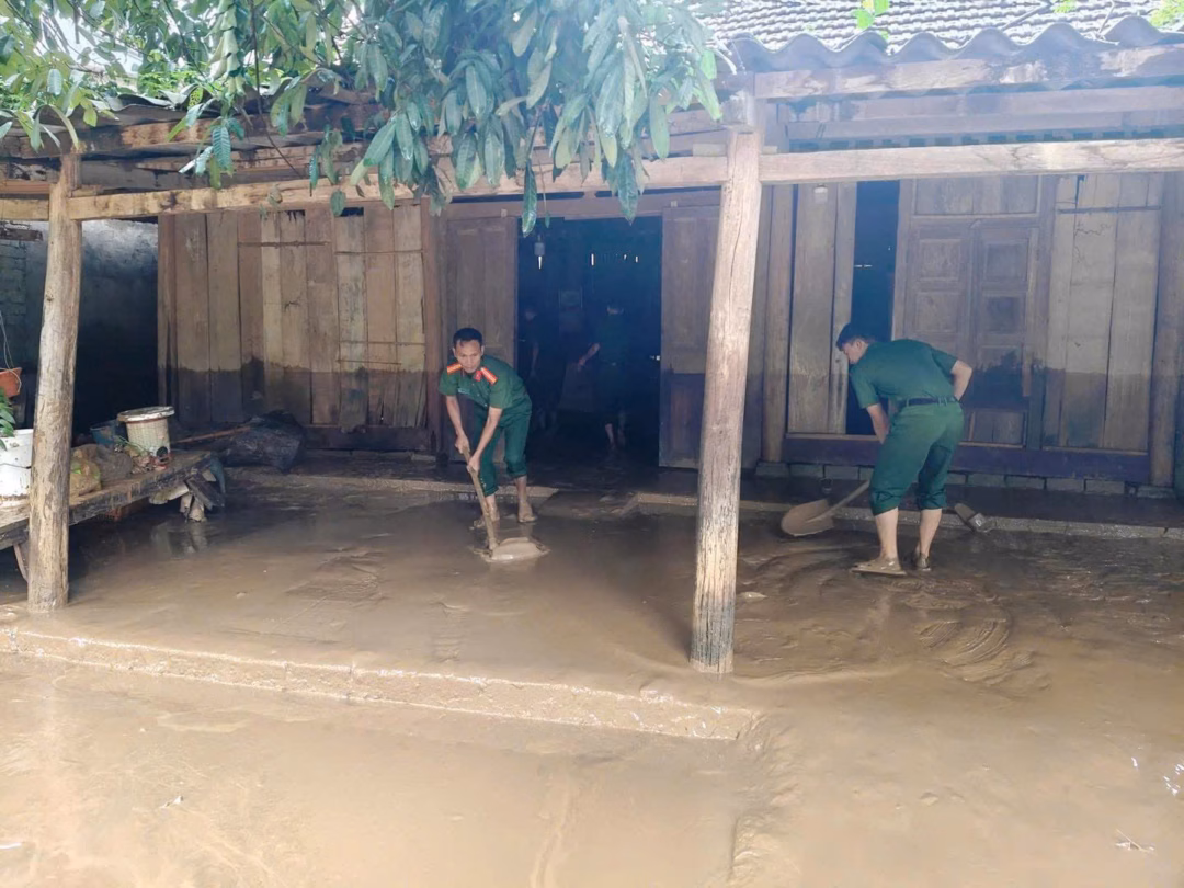 Cán bộ công an hỗ trợ người dân Nghệ An khắc phục hậu quả mưa lũ Giúp dân dọn vệ sinh sau khi lũ rút.