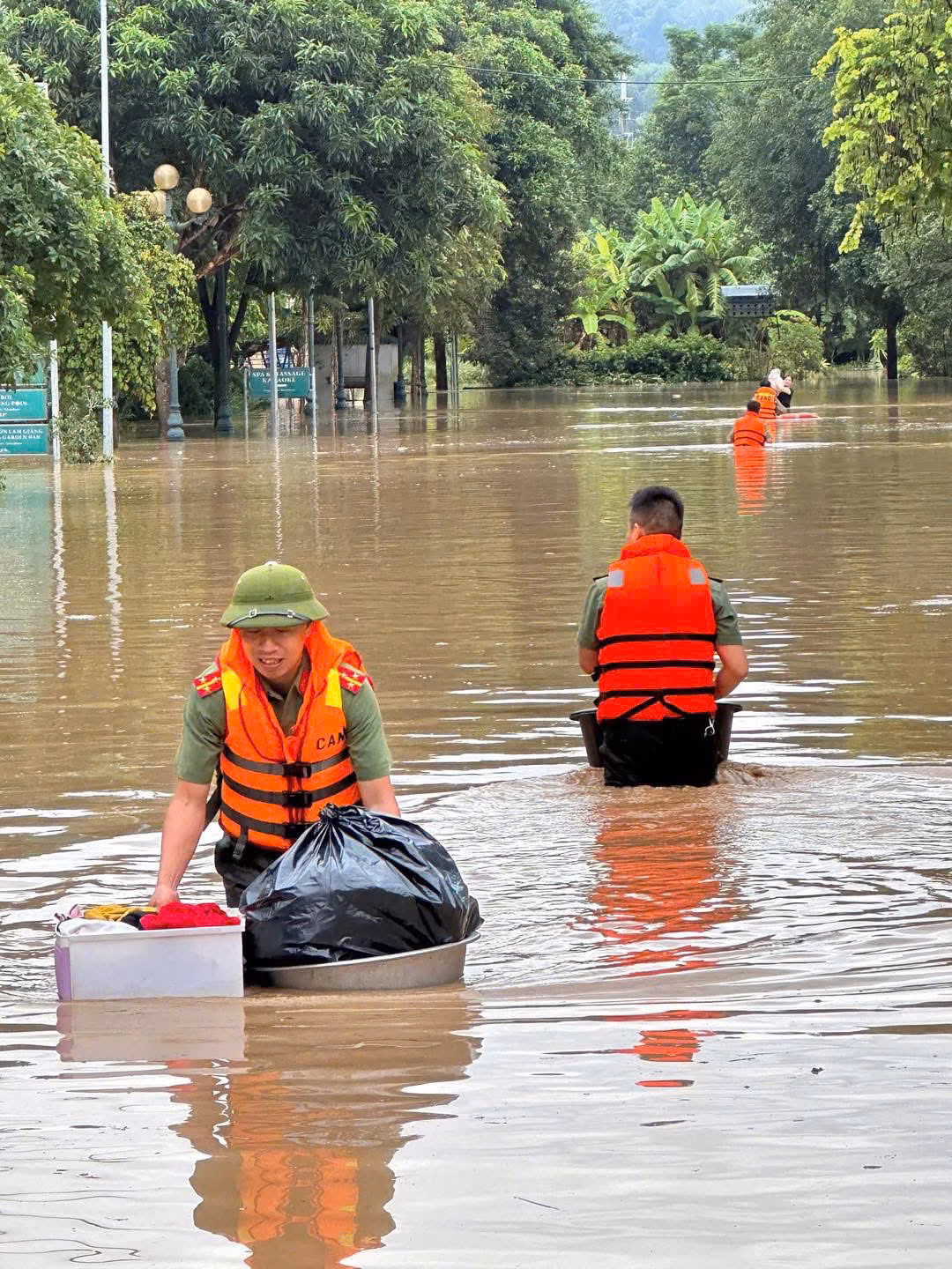 Cán bộ công an hỗ trợ người dân Nghệ An khắc phục hậu quả mưa lũ