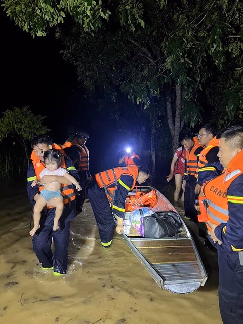 Cán bộ công an hỗ trợ người dân Nghệ An khắc phục hậu quả mưa lũ Di dời người dân và tài sản đến nơi an toàn.