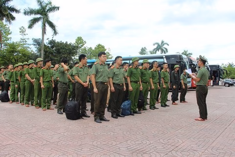 Cán bộ công an hỗ trợ người dân Nghệ An khắc phục hậu quả mưa lũ Nỗ lực cứu vớt tài sản cho dân