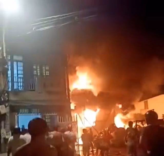 Cháy lớn tại kho phế liệu ở Hóc Môn, nhiều nhà dân phải di dời tài sản