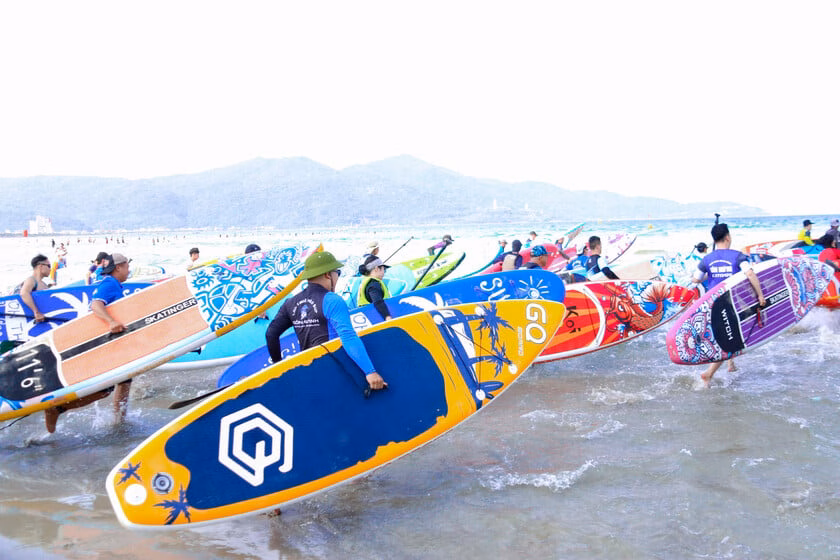 Chèo SUP ở Đà Nẵng cần tuân thủ khung giờ vàng và quy tắc an toàn Bãi biển Đà Nẵng sôi động suốt mùa hè nhờ hoạt động chèo SUP