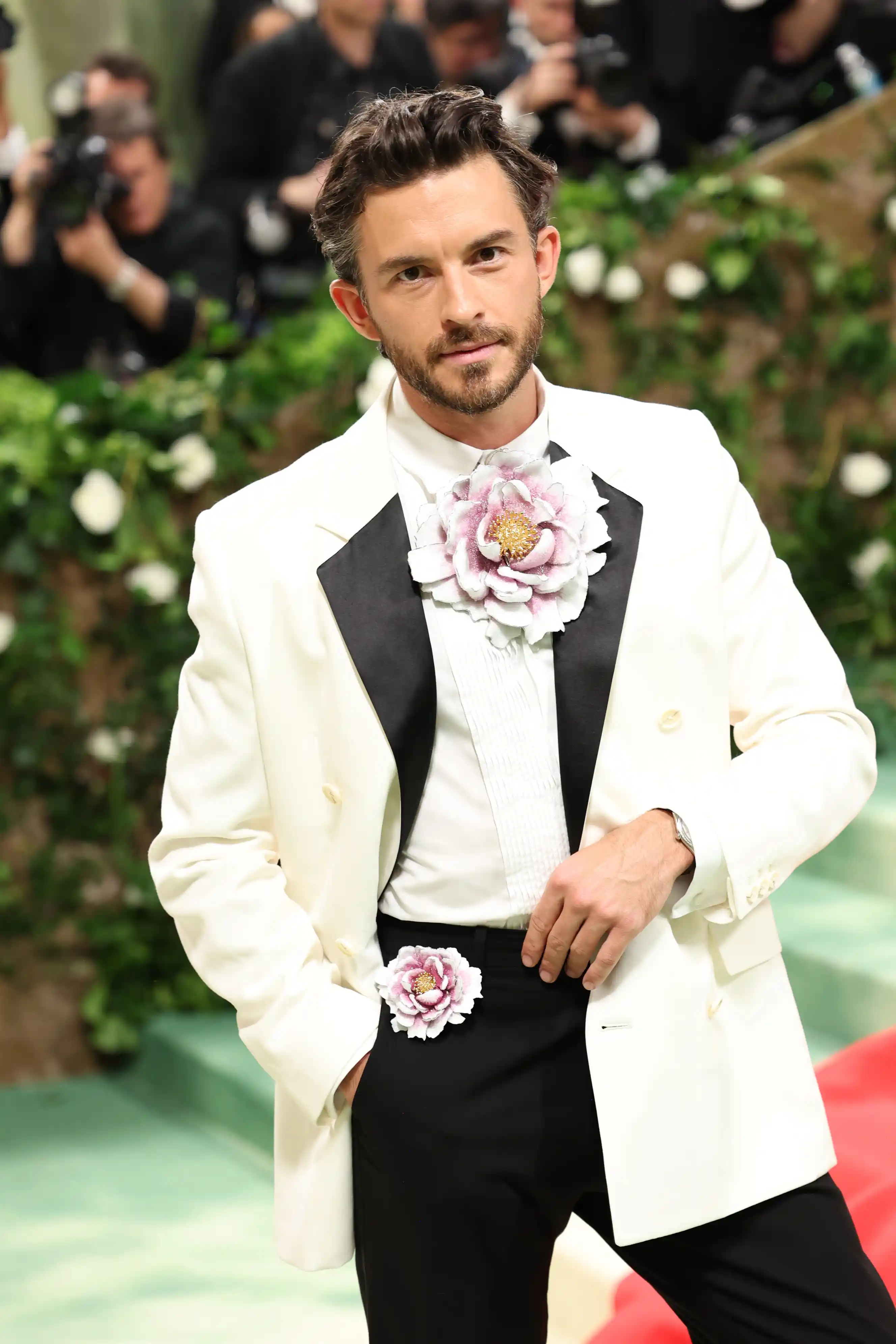 Jonathan Bailey attends The 2024 Met Gala Celebrating "Sleeping Beauties: Reawakening Fashion" at The Metropolitan Museum of Art on May 06, 2024 in New York City. 