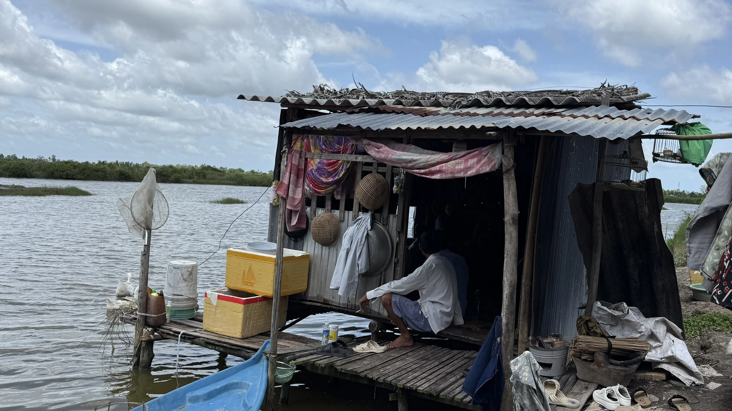 Căn chòi giữa đồng trống của gia đình anh Tẻn Em