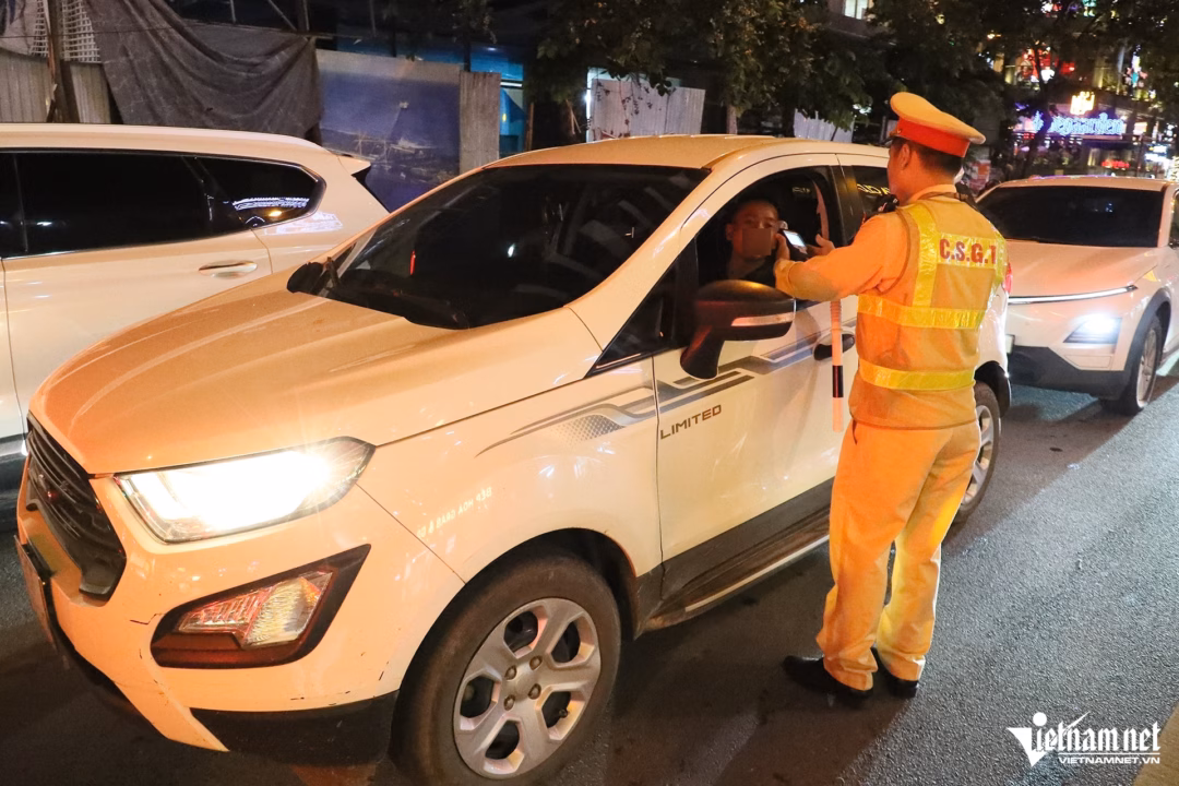 CSGT Hà Nội ‘đi bộ’ vào quán bia, tuyên truyền về nồng độ cồn