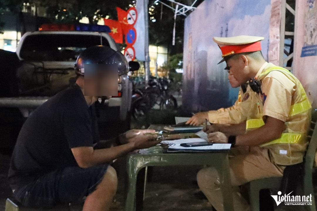 CSGT Hà Nội ‘đi bộ’ vào quán bia, tuyên truyền về nồng độ cồn