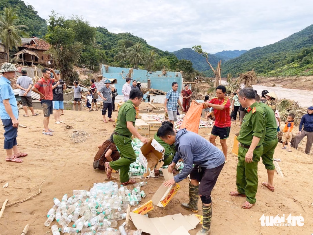 Cứu trợ Nghệ An: Bay thẳng bằng trực thăng thả nhu yếu phẩm vùng lũ Lượng lượng bốn tại chỗ nhận hàng hóa cứu trợ chuyển tới bà con - Ảnh: TÂM PHẠM