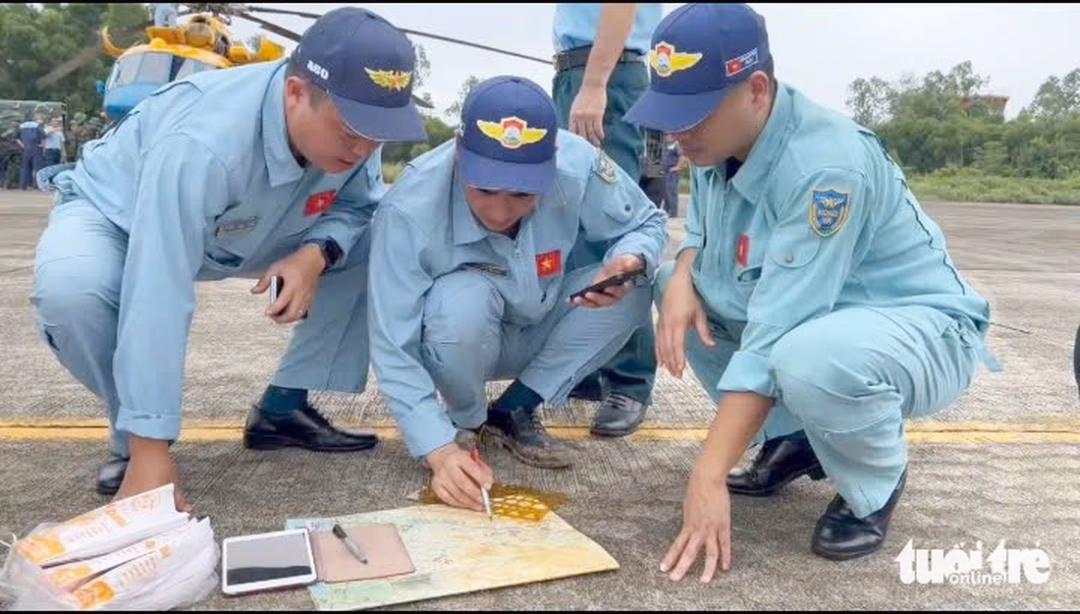 Cứu trợ Nghệ An: Bay thẳng bằng trực thăng thả nhu yếu phẩm vùng lũ Tổ bay khảo sát vị trí các vùng lũ bị chia cắt để chuyển hàng hóa cứu trợ - Ảnh: ĐỖ ANH TUẤN