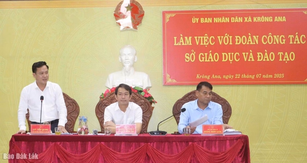 Đà Nẵng: Xã Krông Ana đẩy mạnh ứng dụng công nghệ thông tin trong quản lý giáo dục Đoàn công tác của Sở Giáo dục và Đào tạo cùng lãnh đạo xã Krông Ana kiểm tra hoạt động tại Trường Mầm non Họa Mi.