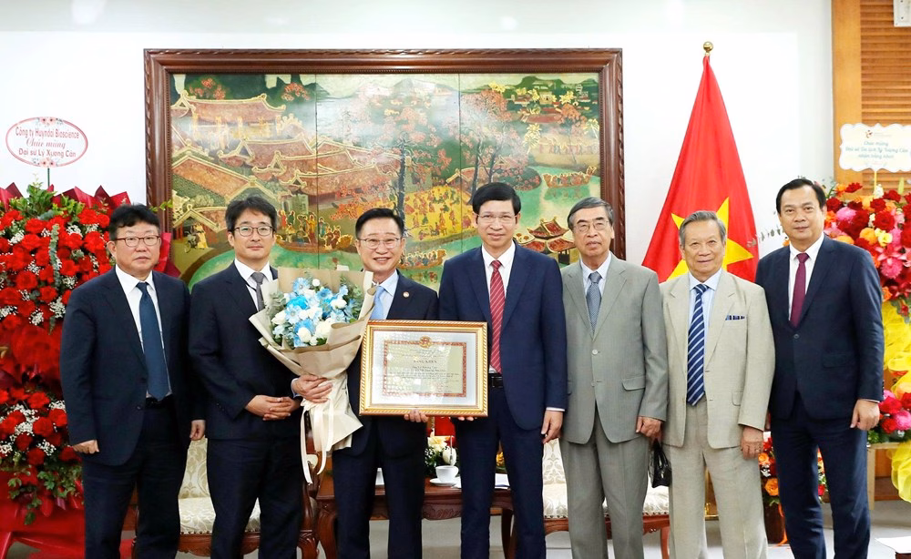 Đại sứ du lịch Việt Nam tại Hàn Quốc nhận Bằng khen từ Bộ VHTTDL Trao tặng Bằng khen cho Đại sứ du lịch Lý Xương Căn - ảnh 8