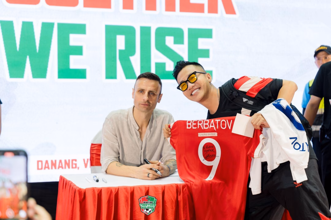Dimitar Berbatov làm chủ nhân tình yêu và trái bóng ở Đà Nẵng