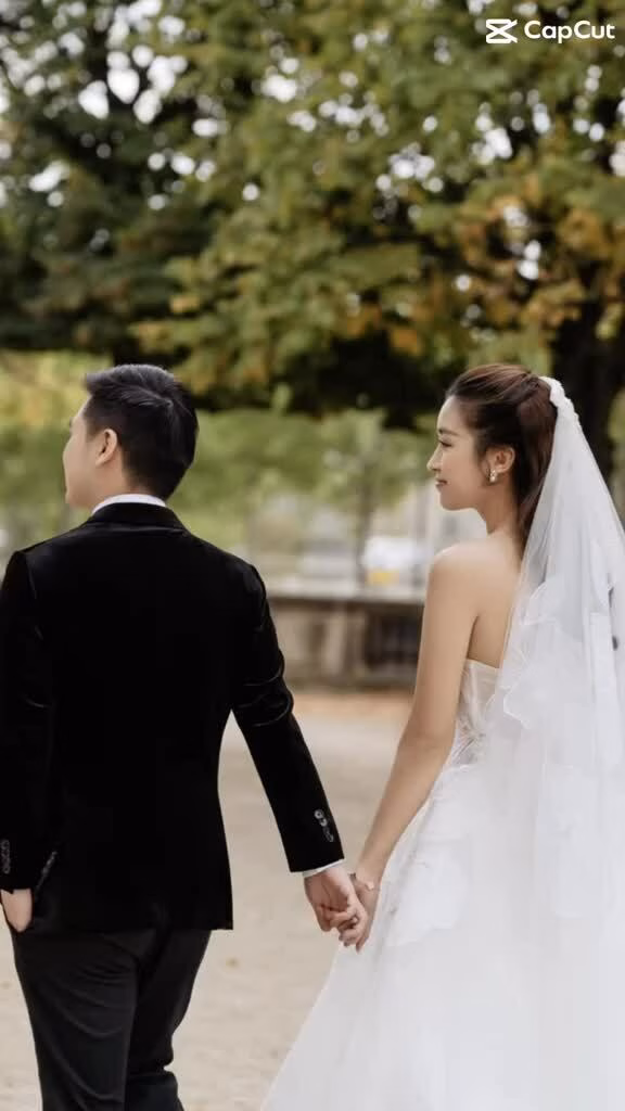 Đỗ Mỹ Linh và chồng doanh nhân bên con nhỏ Mỹ Linh làm video tặng sinh nhật chồng.