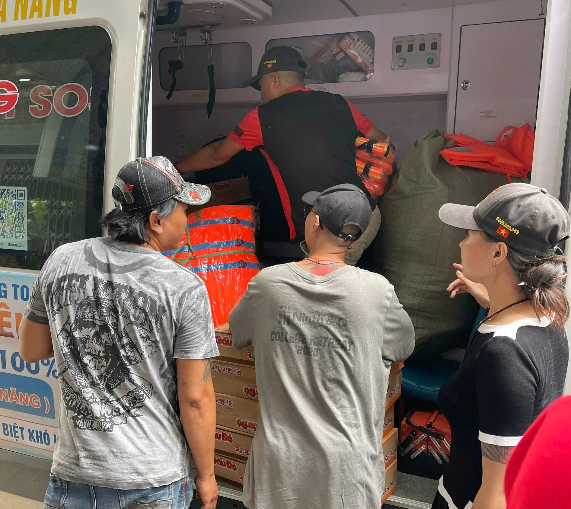 Mỗi thành viên trong đội đều có công việc riêng như kinh doanh, chạy Grab, shipper hay bảo vệ, nhưng khi nghe tin bà con gặp nạn thì gác hết để lên đường