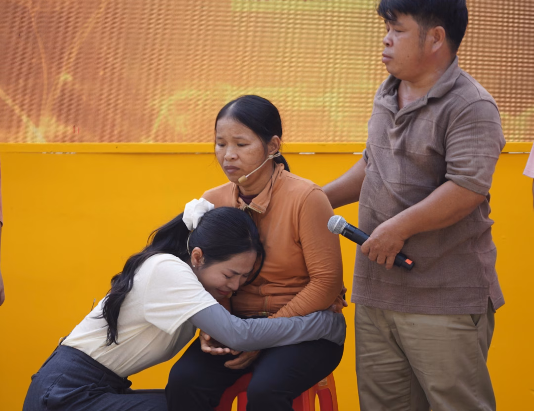 Duyên Quỳnh bật khóc khi giúp gái nhỏ gặp khó khăn vì mẹ ung thư, nhớ lại nỗi đau mẹ từng bị ung thư vú