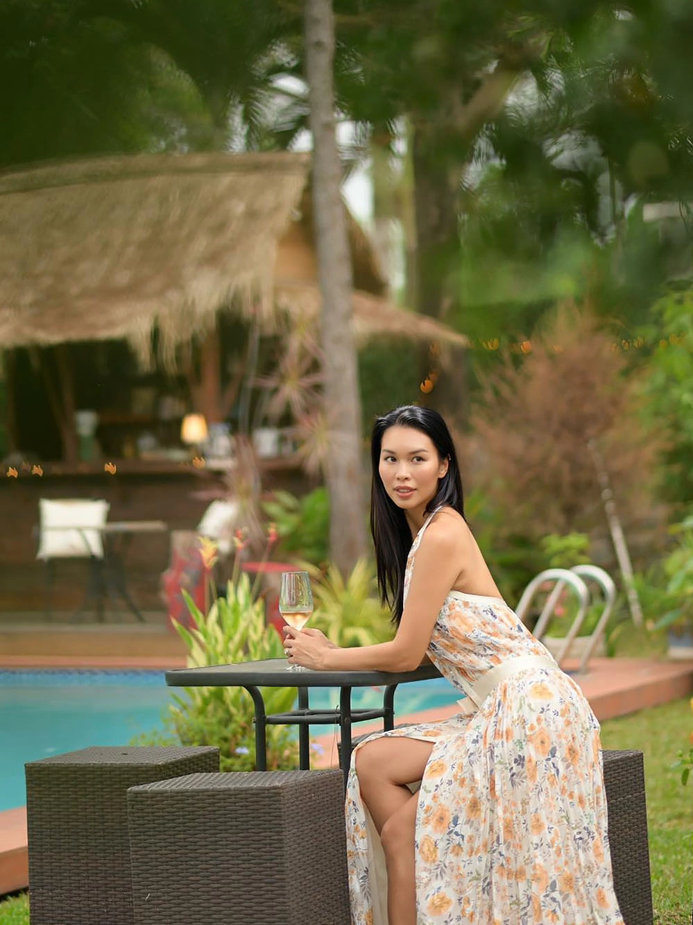 Hà Anh gợi ý phong cách trẻ trung cho mùa hè Khi muốn nữ tính hơn, Hà Anh chọn đầm maxi cổ yếm hở lưng và xẻ cao chừng mực, bổ sung nét quyến rũ cho hình ảnh bay bổng.